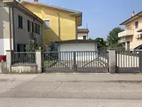 Intera Proprietà su: appartamento al piano primo e...
