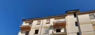 Intera proprietà di un’abitazione si trova al terzo ed ultimo piano di un fabbricato costituito da quattro piani fuori terra. Al piano terra sono posti i locali cantinati a servizio dei soprastanti appartamenti, posti ai piani primo, secondo e terzo