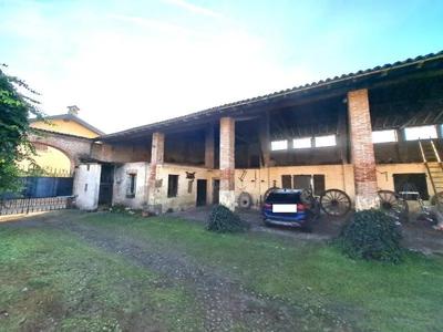 quota di intera proprietà di: Sub 2 porzione di fabbricato di antica costruzione un tempo adibita all’attività agricola. Il piano terra è composto da porticato, tre locali deposito, il tutto disimpegnato da un corridoio. Al piano primo trovano posto i fienili parzialmente protetti da muratura in mattoni pieni di laterizio; Sub 3: locale inserito nel fabbricato sopra descritto un tempo adibito a laboratorio per attività agricole; Sub 1: cortile quale BCNC ai predetti subb 2 e 3.