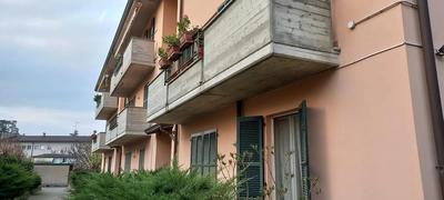 Appartamento ad uso abitazione posto al piano terreno dell’edificio, composto da un soggiorno, una cucina, due camere, un ripostiglio, due bagni, un disimpegno, un balcone, oltre box auto, sito al piano S1.