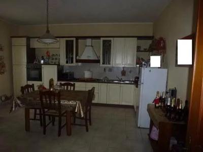 Appartamento posto al piano terra di un fabbricato con i piani superiori ancora in fase di completamento, ed è composto da una cucina, un soggiorno, un bagno e quattro camere. Superficie lorda di circa 184,00 mq.