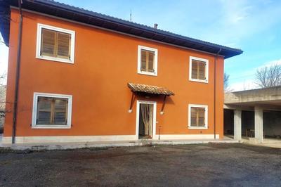 Abitazione sita nel Comune de L’Aquila, frazione Preturo, in Via degli Zingari (oggi Via delle Vignole), con corte esclusiva e diversi appezzamenti di terreni agricoli adiacenti : Sup. commerciale abitazione ed accessori: circa 319,43 mq Per maggiori informazioni visitare il portale www.quimmo.it - Codice annuncio 2638189