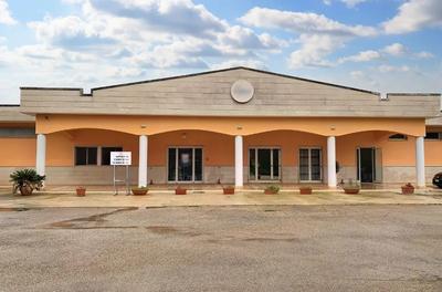 Stabilimento destinato alla trasformazione di prodotti caseari con annessa casa del custode, fabbricati e manufatti accessori, aree pertinenziali e terreno agricolo con coltura prevalente ad uliveto, sito a Ceglie Messapica (BR), C.da Scuole Pie – Falascuso snc. Per maggiori informazioni visitare il portale www.quimmo.it - Codice annuncio 19933