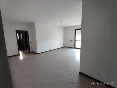 Intera piena proprietà di :Bene n. 41) Appartamento posto al piano primo di fabbricato facente parte di complesso condominiale e composto da ingresso-soggiorno, cucina, atrio, bagno, due camere da letto e balcone; Bene n. 48) Garage pertinenziale posto al piano terra del medesimo fabbricato.