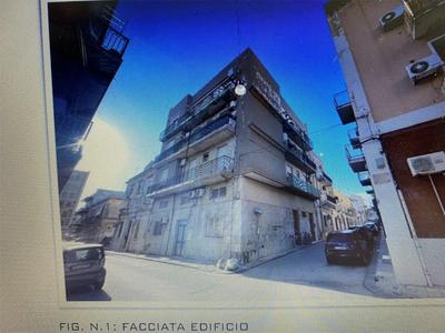 appartamento sito al terzo piano di una palazzina, zona centrale , vicinissima a luoghi di interesse culturale