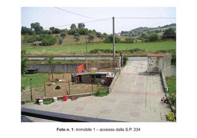 Terreno edificabile, ficheto, classe 2, accesso diretto dalla S.P. 234, mq 3.600 ca, andamento pressoché pianeggiante, buona esposizione. Esiste servitù di passaggio che consente accesso al fabbricato di cui ai lotti 2, 3 e 4.