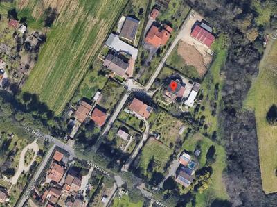 Fabbricato individuato al NCEU -sez. urbana Comune di Latina -  fg. 201, part. 177, Cat. B5 (scuole/laboratori scientifici), sub 8, classe 2, sup. catast. mq 115, rendita €445,44, destinato a scuola materna e posto al piano terra, dal quale si accede da corte comune (giardino e viale di ingresso) con l'unità residenziale cui confina.