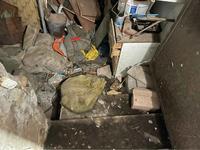 Piena proprietà di un modesto appartamento posto al piano primo (catastalmente al secondo) disabitato ed in totale stato di abbandono con magazzino al piano terra.È posto in un fabbricato di antica realizzazione, con accesso diretto dalla pubblica Via “Corso Garibaldi” al civico n. 19, ad angolo con un vicolo limitrofo nel quale trova l’accesso il magazzino inserito nello stesso stabile.L’immobile è composto da un soggiorno con angolo cottura, una camera con il bagno all’interno ed un balcone con vista.