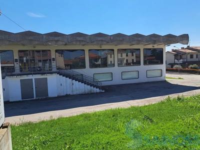 PORZIONE DI FABBRICATO AD USO COMMERCIALE, CON CORTE ESCLUSIVA E DIRITTI DICOMPROPRIETÀ SULL’AREA DI PERTINENZA E POCO DISCOSTA, SITO IN COMUNE DICEREGNANO, VIA TRIESTE N.179