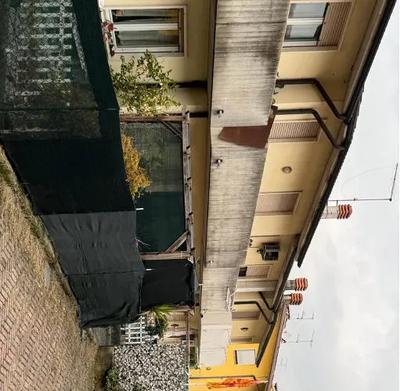 Abitazione a schiera con scoperto esclusivo ed autorimessa. Abitazione composta al p.terra da: soggiorno, cucina, anti e wc; al p.primo: corridoio, due camere, bagno; al p.sottostrada: cantina e la...