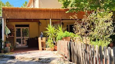 Diritti pari alla piena proprietà di un immobile costituito destinato alle funzioni connesse alle attività di agriturismo e dislocato al piano terra e primo della porzione di fabbricato, unitamente ad appartamento  posto al primo piano oltre a manufatto in rovina e parzialmente crollato destinato a magazzino locale di deposito, con annessa corte di pertinenza, il tutto  per una superficie complessiva di mq 780,53 circa. Disponibilità: libero. 