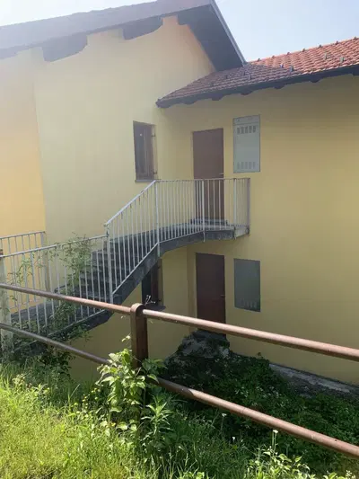A) appartamento bilocale al rustico con annesso posto auto ;B) appartamento...