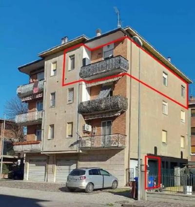 piena ed intera proprietà di appartamento ubicato in Carpi (MO) in via Calatafimi n. 2, piano terzo senza ascensore; è composto da ingresso su ampio soggiorno/pranzo con angolo cottura realizzato con cucina in muratura e un balcone con ampia veduta su Carpi. La zona notte è composta da 2 stanze da letto di cui 1 matrimoniale, e un bagno, garage posto al piano terra superficie mq 13 di pertinenza all’abitazione.