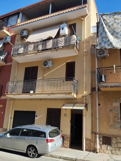 Piena proprietà dell'appartamento composto da vano ingresso a piano terra, un camerino il locale garage accessibile anche dall’interno.A lato del camerino si sviluppa la scala di collegamento ai piani. Al piano primo si trovano n. 2 camere e un bagno esclusivo della camera da letto padronale. Continuando sulla rampa di scale al secondo piano si accede ad un ampio unico vano cucina-soggiorno-pranzo e un w.c. A lato del w.c. è posta la scala a chiocciola in ferro che collega con il terrazzo di terzo piano. 