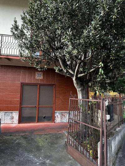 villetta isolata su due livelli con accesso da un'area pertinenziale formata da due vani con cucina (ampliata), tettoia e bagno a piano terra e antistante terreno pertinenziale. Il piano primo collegato con il piano terra con una scala interna presenta altri due vani con bagno e terrazzo