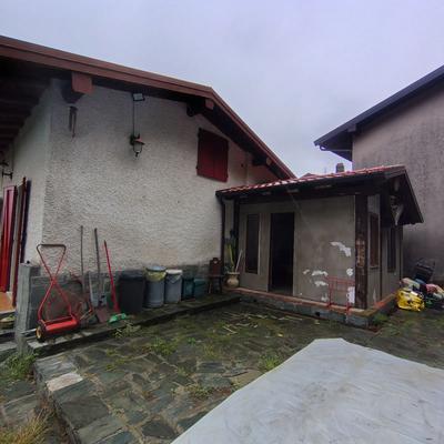 Immobile indipendente ad uso abitazione con autorimesse e giardino il tutto come descritto in perizia cui si rinvia.