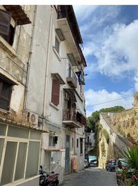 QUOTA PARI AD 1/2 DELLA PROPRIETA' DI UN APPARTAMENTO...
