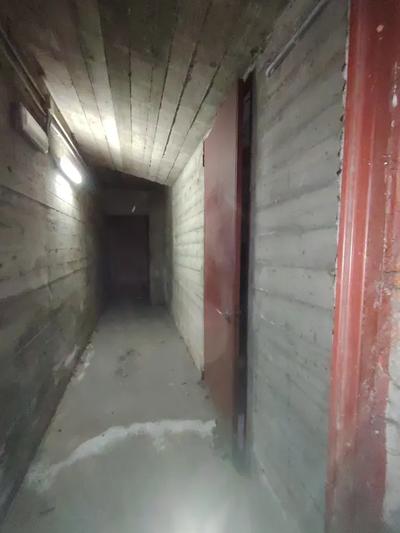 Spazi di risulta adiacenti e sotto la scala condominiale più a sud del complesso denominato Galleria S. Alessandro.