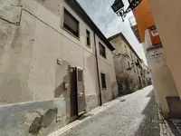 Appartamento composto al piano terra da ingresso con...