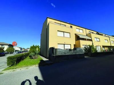 Per le quote e i diritti specificati in avviso di vendita. Unità immobiliari facenti parte di un complesso in condominio denominato "I.A.C.P. VIA TONIOLO SC.1" sito in Comune di Spresiano (TV), in Via Giuseppe Toniolo n. 11, e precisamente appartamento ad uso abitazione (interno 1) con annesse due aree scoperte esclusive al piano terra; pertinenziali ripostiglio e garage al piano scantinato. Si segnala un complessivo stato di degrado e l'avvio di un provvedimento di revoca dell'agibilità (vedi perizia).