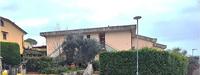 Piena proprietà su appartamento di 83 mq composto da disimpegno di ingresso, spazio cottura e soggiorno/pranzo, al piano terra e da camera, bagno, guardaroba e disimpegno al piano primo. 