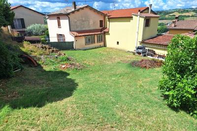 Area urbana a Meldola (FC), via San Domentico. Prima periferia collinare ben servita. Frustolo in agglomerato residenziale, non recintato, in leggera pendenza. Destinabile a residenza, ma privo dei requisiti minimi di edificabilità. Superficie catastale di 294 mq. Condizioni discrete Per maggiori informazioni visitare il portale www.quimmo.it - Codice annuncio 2639453
