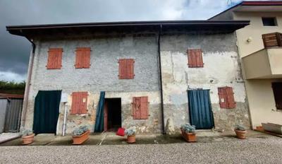 Compendio immobiliare costituito da un corpo di fabbrica...