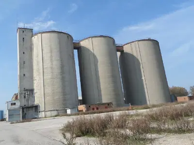 Vendesi tre sili con area pertinenziale siti a Foggia (FG), in Contrada Incoronata. Per maggiori informazioni visitare il portale www.quimmo.it - Codice annuncio 25205