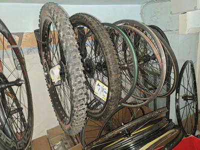 Asta di biciclette ricambi attrezzature e accessori per il ciclismoPer...