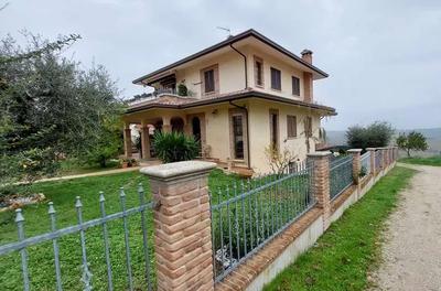 Piena proprietà dei seguenti beni, tutti siti in via...