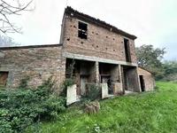 Piena proprietà di casa colonica dislocata su tre piani...