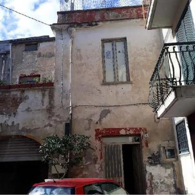Piena ed intera proprietà di immobile sviluppato su tre livelli (piano...