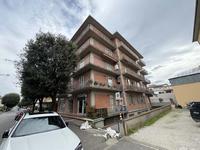 Diritto di piena proprietà per la quota di 1/6 di due unità immobiliari facenti parte di fabbricato condominiale in Montemurlo (PO), V.le Fratelli Cervi. Trattasi: -appartamento al piano terzo di  edificio condominiale in v.le F.lli Cervi n.12 , composto  da soggiorno, cucina e n.3 camere da letto, oltre ingresso,  disimpegno zona notte, ripostiglio, servizio igienico e n.2 terrazzi, della superficie di mq.106 oltre terrazzi mq. 6,50- autorimessa di  mq 7,50, al piano interrato in v.le F.lli Cervi n.8.  