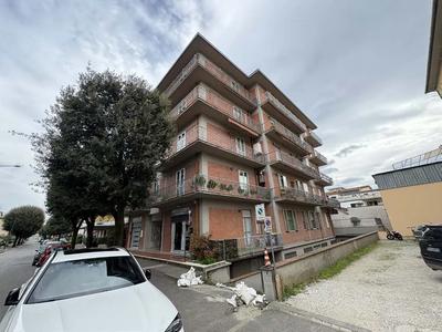 Diritto di piena proprietà per la quota di 1/6 di due unità immobiliari facenti parte di fabbricato condominiale in Montemurlo (PO), V.le Fratelli Cervi. Trattasi: -appartamento al piano terzo di  edificio condominiale in v.le F.lli Cervi n.12 , composto  da soggiorno, cucina e n.3 camere da letto, oltre ingresso,  disimpegno zona notte, ripostiglio, servizio igienico e n.2 terrazzi, della superficie di mq.106 oltre terrazzi mq. 6,50- autorimessa di  mq 7,50, al piano interrato in v.le F.lli Cervi n.8.  
