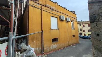 piena proprietà di locale al piano terra formato da un grande ambiente principale con un piccolo vano tecnico ove è ubicata una caldaia e da un piccolo deposito. Pavimento in calcestruzzo lisciato, porta d’ingresso carrabile in metallo a due ante, porta interna in alluminio e pvc. Finestre in metallo verniciato. Pareti e soffitto intonacati e tinteggiati con ampie zone di distacco di intonaco. Immobile in mediocri condizioni di manutenzione. Difformità sanabili con un costo di circa 4.800 già detratto 
