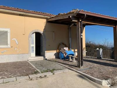 Intera proprietà di un locale commerciale sito in Guardia Lombardi (AV) alla fraz Borgo le Taverne composto al piano T da un locale adibito alla vendita/confezionamento/produzione, un bagno per il pubblico, un bagno/spogliatoio per il personale oltre ad un locale posto al piano seminterrato adibito a centrale termica. Lo stato di manutenzione dell’immobile risulta in ottime condizioni. E’ dotato di certificato di agibilità.