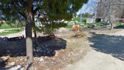 Piena proprietà del terreno edificabile ubicato in Ordona (FG) alla 1.a traversa della Strada Comunale del Bosco (lotto 2 del piano di lottizzazione denominato “Tesse” oggi scaduto), ricadente in fascia di ESPANSIONE – ZONA 4 art. 42 del Reg. Edilizio Comunale, in Catasto Terreni del comune di Ordona al f. 5 part. 992, seminativo cl. 2 sup. ha 0.12.14, R.D. € 5,64 R.A. 3,76. Il terreno ha forma regolare, con dislivello massimo di 4 metri circa, facente parte del piano di lottizzazione “Tesse”, oggi scaduto.