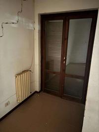 Intera e piena proprietà di 2 unità immobiliari:...
