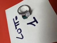 UN ANELLO IN PLATINO CON SMERALDO TAGLIO RETTANGOLARE DI...