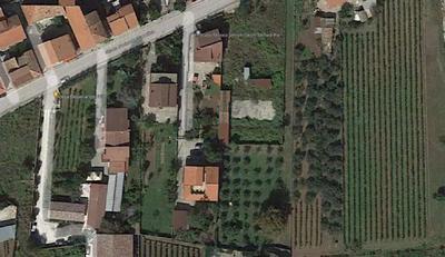 Intera proprietà di abitazione di tipo economico e di locale deposito con annessa corte esclusiva pertinenziale, siti nel Comune di Castelvenere (Bn), in Via Nazionale Sannitica n. 126, piano terra, in zona agricola in espansione, a circa 500 m. dalla piazza principale del comune.  