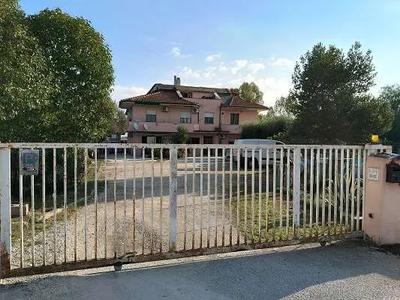 Diritti di proprietà (1/1) su Appartamento sito nel Comune di Latina Borgo San Michele, strada Migliara 43 n.6 . Primo piano di un edificio a tre piani fuori terra e a sei unità abitative. Superficie utile 83 mq circa. Composto da pranzo soggiorno con angolo cottura, corridoio, due camere, bagno, disimpegno e due balconi. Servitù di passaggio dalla corte esterna.  Catasto Fabbricati - Fg. 212, Part. 238, Sub. 5, Zc. 2, Categoria A3, Classe 2, Consistenza 4 vani, Superficie catastale 100 mq, Rendita 216,91.