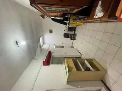 Piena proprietà di appartamento sito in Piazza Romualdi n. 12 a Modena (MO), Località San Damaso. Il bene si trova al piano quarto, ultimo piano di una palazzina a prevalente destinazione residenziale, con attività commerciali nelle immediate vicinanze.L’appartamento è composto da ingresso direttamente accessibile dal vano scale, servizio igienico, cucina e camera da letto. L’altezza minima rilevata è pari a 171 cm, mentre l’altezza massima rilevata corrisponde a 310 cm.