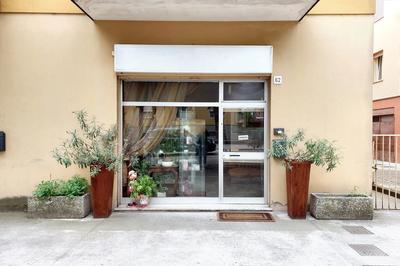 Negozio al piano terra, sito in Faenza (RA), Via Dal Pozzo n.62. Superficie commerciale 65,5 mq Per maggiori informazioni visitare il portale www.quimmo.it - Codice annuncio 23474