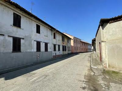 Piena proprietà di unità abitativa svi-luppata su due piani (terra e primo) collegati tra loro da scala interna, con area cortilizia pertinen-ziale adibita al passaggio per accesso ad altre unità, box pertinenziale ubicato in corpo di fabbrica distaccato e porzione di terreno trattata ad orto