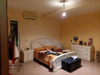 Appartamento sito in Castel di Iudica alla via Caporale Pietro Pennisi (S.P. 25/II) sn,) primo piano. Si accede ad un ampio disimpegno, sul lato sinistro si trova una piccola camera da letto. Sul lato destro del disimpegno si trova un grande ripostiglio, cieco. Accanto dalla prima camera da letto è ubicata la cucina. Attigua alla cucina si trova una dispensa/ ripostiglio priva di aperture.