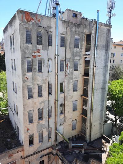 Piena proprietà di un fabbricato pluripiano ubicato in Sassari, Via Taddei, avente consistenza di circa 4.323,00 mq categoria catastale B/1. L’immobile è composto da sei piani fuori terra. È confinante con un cortile interno con accesso sia dalla pubblica via, tramite accesso carrabile, sia dal fabbricato. 