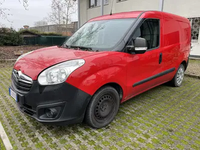 LOTTO 2: Un autocarro Opel Combo e attrezzatura informatica