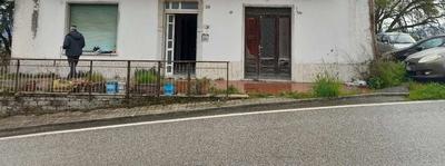 Piena ed intera proprietà (1000/1000) di unità immobiliare adibita a civile abitazione. L’immobile è costituito da tre livelli fuori terra e uno interrato.Il bene, allo stato, è disabitato ed in stato di abbandono. Non risulta alcuna certificazione energetica.