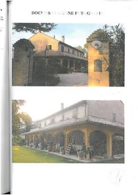 Villa residenziale con piscina circondata da ampio...
