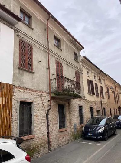Fabbricato di abitazione di 3 piani fuori terra con annesso sedime di corte...